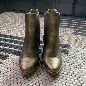 NWOT Matisse coconuts Gold ankle boot